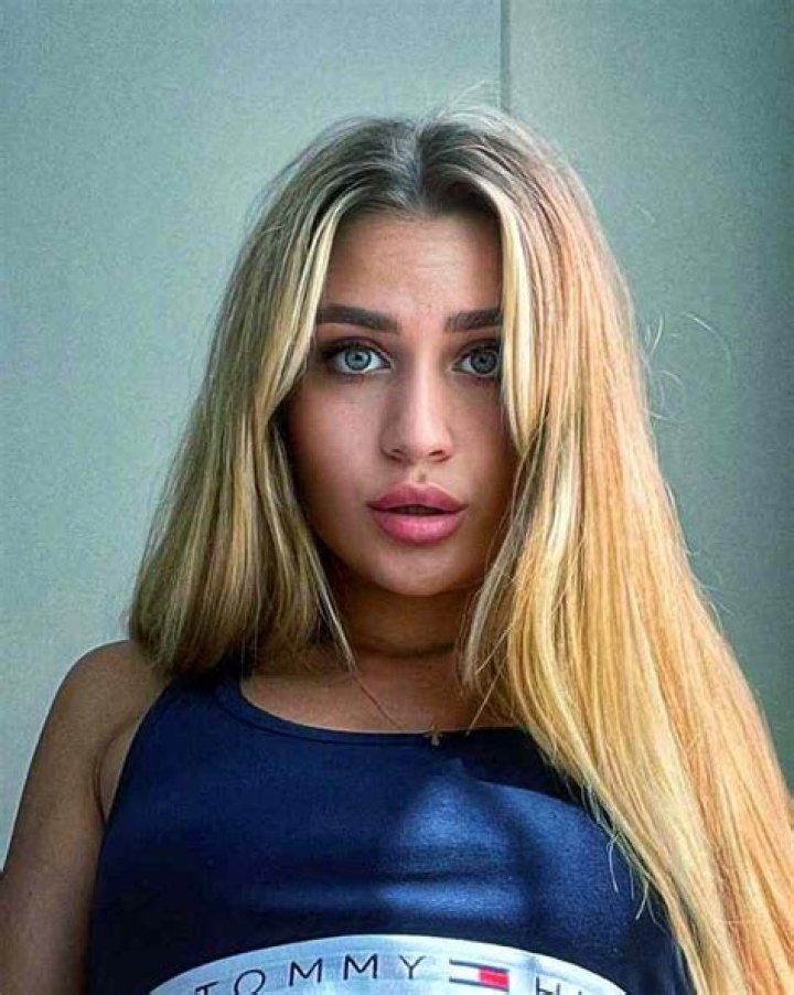 
Amanda Nicole Height, Weight, Net Worth, Age, Birthday, Wikipedia, Who, Nationality, Biography 