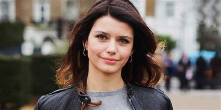 
Beren Saat’s Biography – Husband, Eyes, Height, Religion, Age 