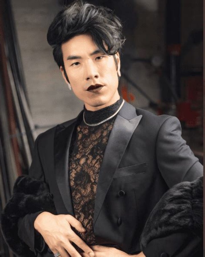 
Ezra Miller Sexuality: Came Out As Queer, Who Is He Dating? 