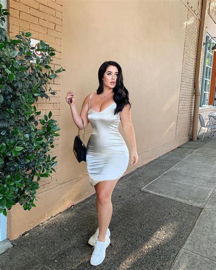 Holly Luyah Height, Weight, Net Worth, Age, Birthday, Wikipedia, Who, Nationality, Biography