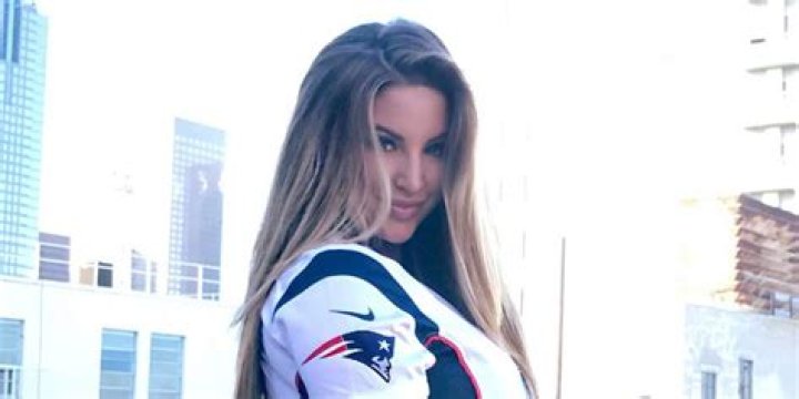 
Is Ashley Alexiss Married? Wiki: Engaged, Wedding, Net Worth, Clothing 