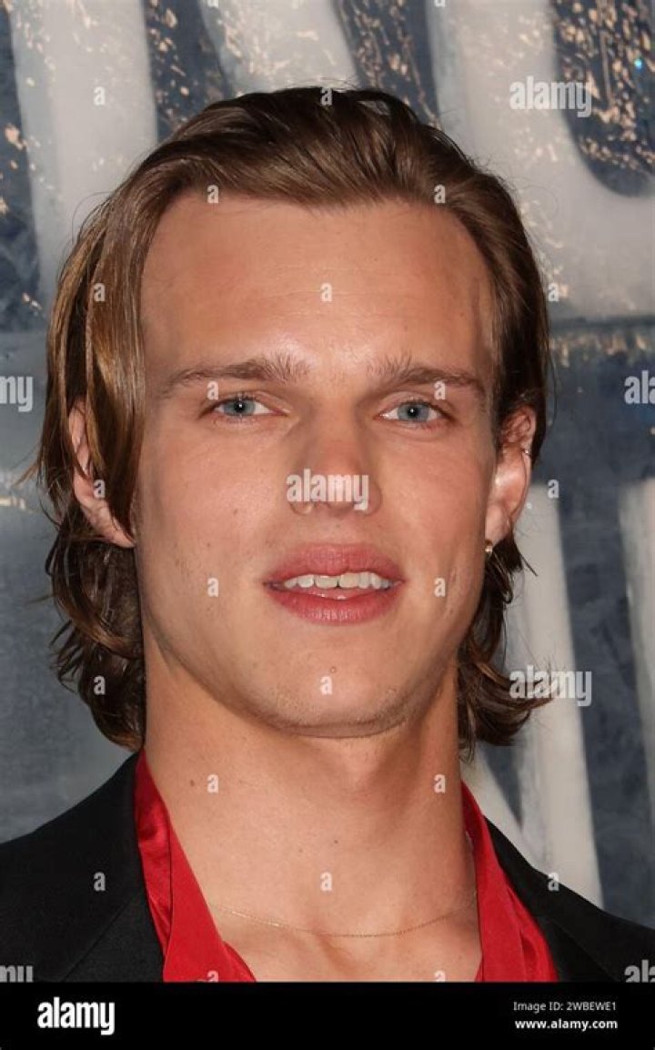 
Is Finn Bennett Gay? Who is Finn Bennett? 