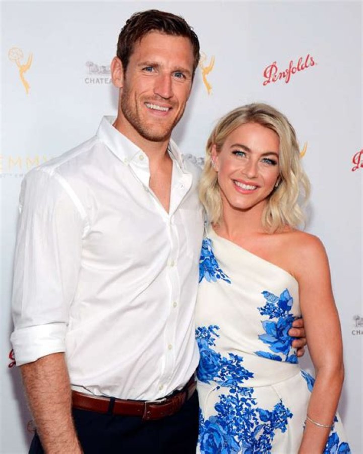 
Julianne Hough And Brooks Laich Officially Finalize Divorce 