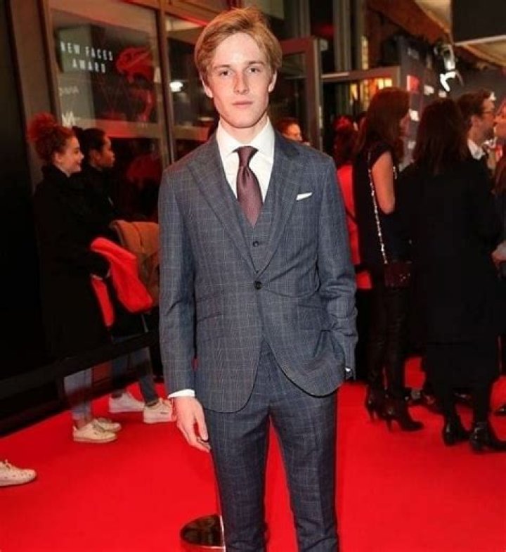 
Meet German Actor Louis Hofmann: Age, Family, Net Worth 